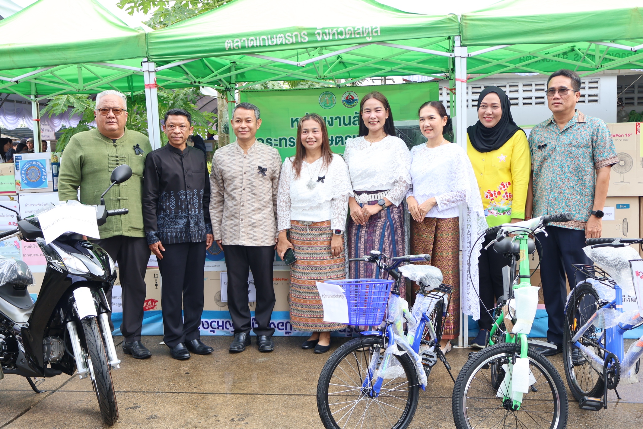 title - ส.ป.ก.สตูล ร่วมมอบสิ่งของสนับสนุนการจัดงาน 